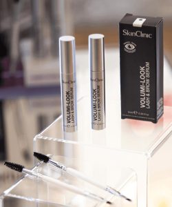 Längre tjockare fransar med ögonfransserum med SkinClinic Volumi-Look